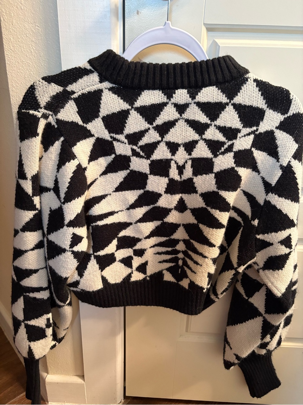 FARM Rio Black & White Geometric Cropped Crew Sweater - Picture 2 of 3